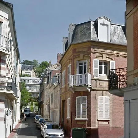 Au Coeur De Trouville. De 3 Pieces. *