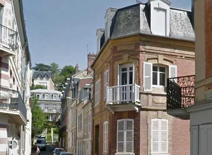 Au Coeur De Trouville. De 3 Pieces. *